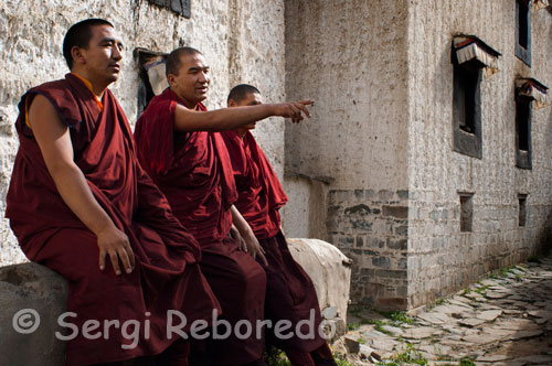 Monjes en el interior del Monasterio Tashilumpo, ubicado en Shigatse, Tibet.  El monasterio de Tashilumpo era el hogar de la segunda autoridad del Tíbet, el Panchen Lama. Cuando el Dalai Lama huyó por la invasión china, Pekín buscó y encontró su respaldo. Pero el idilio duró poco y el Panchen Lama terminó encarcelado. Estoy en Shigatse, a los pies de la estatua de Buda más grande del mundo. Un monje me pide 30 yuanes por fotografiarla. ¿Será verdad que algunos de ellos son agentes chinos?