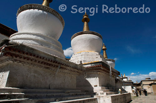 Estupas en el Monasterio de Tashilumpo, ubicado en Shigatse, Tibet. Hoy en día, Tashilumpo Monasterio se encuentra situado a 3.800 metros sobre el nivel del mar y ofrece salas de turistas diferentes, templos, galería, patio, y capillas. Una característica distintiva del monasterio es el templo de Maitreya. Se encuentra ubicadoen la parte occidental del edificio más alto del monasterio. La Novena Panchen Lama ordenó su construcción en dar cabida a la estatua de 86 pies del Buda Maitreya que contiene 614 libras de oro, 330.000 libras de cobre. Su marco de madera está hecha de bronce por cortesía de tibetanos y artesanos de Nepal.