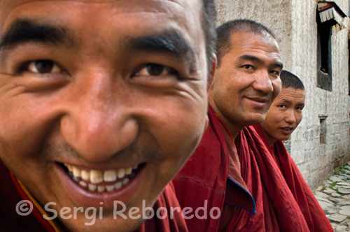 Monjes en el interior del Monasterio Tashilumpo, ubicado en Shigatse, Tibet. Al Panchen Lama se lo tragó la tierra durante catorce largos años. Desesperado, intentó suicidarse varias veces en prisión. Reapareció en 1978, pero los años de reclusión y la amenaza de regresar a la cárcel silenciaron sus críticas públicas. Trabajó en la sombra por la conciliación entre chinos y tibetanos y regresó al Tíbet en la primavera de 1982 para morir rodeado de sus montañas. Siete años después, falleció de un ataque al corazón en su querido monasterio de Tashilumpo a los 53 años. Muchos piensan todavía que fue envenenado por el Gobierno chino.