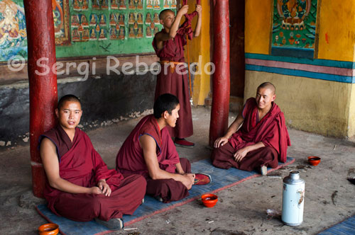 Monjes en el interior del Monasterio Tashilumpo, ubicado en Shigatse, Tibet. El monasterio de Tashilumpo, la joya monumental de la ciudad de Shigatse, es la residencia oficial del Panchen Lama, la segunda figura jerárquica del budismo tras el Dalai Lama.
