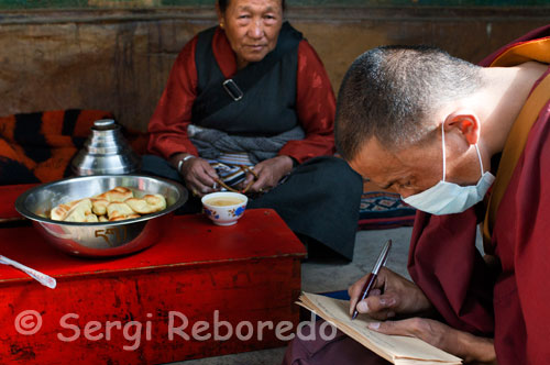 Monjes en el interior del Monasterio Tashilumpo, ubicado en Shigatse, Tibet.  Shigatse se encuentra a 3,900 m. Aunque aquí  ya se esta aclimatado a la altura y  se soporta con toda normalidad. En esta población antiguamente tenia su base el Panchen Lama ya que anteriormente fue capital durante un breve periodo de tiempo del Tíbet. El monasterio Tashilumpo junto a la cordillera del Drolma de tejados dorados y calles empedradas se fundo en 1447 por Genden Drup quien  fue mas tarde el primer Dalai Lama. Esta población ya se ve  habitantes Chinos, estos suelen estar en las poblaciones con mas presencia de turistas. Aquí ya aparecen  tiendas, supermercados, restaurantes y hoteles no solo tibetanos . Siempre es mejor un hotel o restaurante Tibetano. Estos son mas limpios y atienden mejor al visitante. Los Chinos  suelen ser más sucios, los precios tanto de los productos de supermercados como de  hoteles y restaurante son muchos mas caros y el trato a veces es de prepotencia.