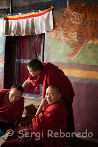 Monjes en el interior del Monasterio Tashilumpo, ubicado en Shigatse, Tibet.  El monasterio de Tashilumpu es uno de los seis monasterios grandes en Tíbet. Tashilumpu situó en el pie de la montaña de Tara. Fue encontrado por el primer lama de Dailai en 1447 y ampliado por los cuartos y sucesivos lamas de Panchan. El monasterio cubre un área de casi 300.000 metros cuadrados incluyendo las estructuras principales de la capilla de Maitreya, del Palca del lama de Panchan y del templo de Kelsang. Tashilumpu es el asiento del lama de Panchan puesto que el cuarto lama de Panchan tomó la carga en el monasterio, y ahora hay cerca de 800 lamas. Colocándose en la entrada del monasterio, usted puede ver los edificios magníficos con las azoteas de oro y las paredes blancas. 
