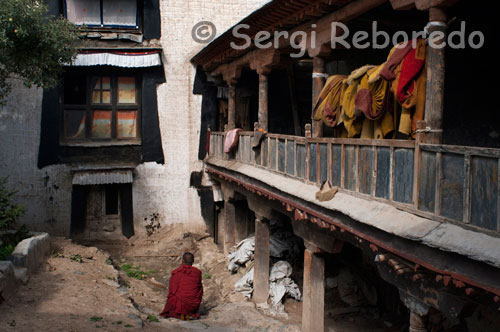 Monjes en el interior del Monasterio Tashilumpo, ubicado en Shigatse, Tibet.  Tashilumpu es uno de los seis grandes monasterios en el Tíbet.Tashilumpu situado a los pies de la montaña de Tara.Fue encontrado por el primer Dalai Dailai en 1447 y fue ampliado por los Lamas Panchan cuarto y sucesivos.El monasterio tiene una superficie de casi 300.000 metros cuadrados que incluye la estructura principal de la capilla de Maitreya,el Dalai Panchan Palca y el templo de Kelsang.Tashilumpu es la sede del Dalai Panchan desde el Cuarto Dalai Panchan se hizo cargo en el monasterio,y en la actualidad hay alrededor de 800 lamas.De pie en la entrada del monasterio,se puede ver los grandes edificios con techos de oro y las paredes blancas.