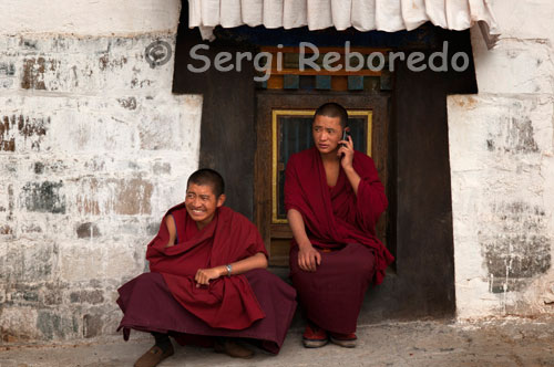 Monjes en el interior del Monasterio Tashilumpo, ubicado en Shigatse, Tibet.  El monasterio Tashilumpo también uno de los varios monasterios mantienen intactas en la década de 1970 la revolución cultural. 