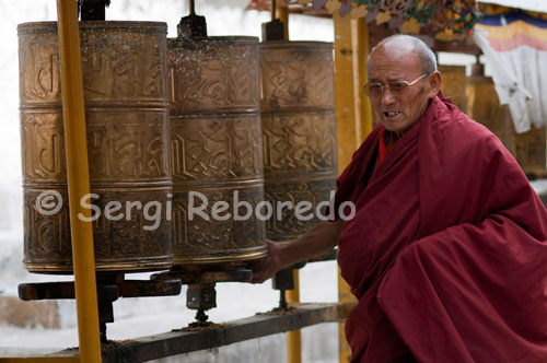 Un monje haciendo girar las ruedas de la oración en el interior del Monasterio Tashilumpo, ubicado en Shigatse, Tibet.  El monasterio de Tashilumpo es gigantesco, como corresponde a una construcción que alberga 700 personas.