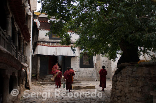 Unos monjes transportando instrumentos musicales en el interior del Monasterio Tashilumpo, ubicado en Shigatse, Tibet. El monasterio Tashilumpo  está ubicado en 280 kilometros de la ciudad de Shigatse, al oeste de la ciudad de Lhasa. Fue construido originalmente en 1447, tiene una ocupación más de 300.000 metros cuadrados, construido para el primer Dalha Lhama. El monasterio Tashilumpo también es uno de los seis monasterios más grandes de Tibet.