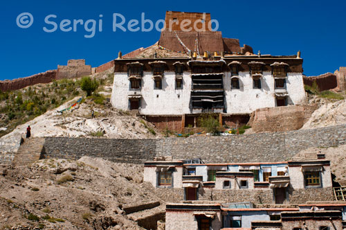 Viviendas de los monjes tibetanos del monasterio de Pelkhor Chode. Gyantse. Este monasterio se encuentra cerca de Kumbum, fue fundado en el siglo 15, Fue notablemente bien preservado y muchas de las estatuas en su interior datan de la fecha de su fundación. 