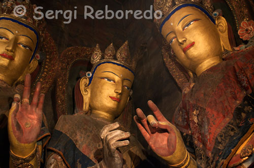 Estatuas de algunas de las deidades en el interior del monasterio de Pelkhor Chode. Gyantse. Aparte de la “normalidad” que pueda suponer una ciudad tibetana para el viajero, destacan dos complejos como los puntos turísticos clave del lugar. El Monasterio de Pelkhor Chode y la fortaleza o el Dzong . El primero es un nuevo conjunto de edificios en el interior de una muralla con un ambiente parecido al monasterio de Drepung, es decir, sus animales campando, la devoción o superstición de peregrinos y locales, los monjes budistas, la manteca de yak y las capillas llenas de budas. Destaca un edificio, stupa , en medio del complejo desde el que se tiene una visión amplia de la parte más antigua (y de estilo más auténtico) de Gyantse y cuyas capillas albergan relieves de los guardianes de Buda