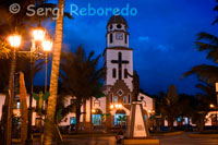 Church of Salento located in the central square of Salento at sunset. Quindío. The church of Salento, built by the year 1850, is a unique building, then from the base to the roof is made of wood Ceroxylon andicola, so scrape enough columns in the nave of this modest building required to collect the wax candles on the altar. Poor is inside, but under his roof encouraged the faithful gather a living faith and sincere. That very day I had a proof. The priest said Mass, and inasmuch as the church was unable to hold to all the parishioners who came from the vicinity, many of these remained in the square talking loudly with vendors installed there, but when touched to raise, All were silent and bowed to the ground, without missing one, taking off their hats. With the latest bells ringing all rose, those who spoke before the interrupted conversation resumed, and the crowd regained the animation and movement, as if they were schoolchildren in the absence of the teacher. "(Taken at face value the book Picturesque America) But Isaac Holton describes us to the year 1853 "At two o'clock we Barcinal, the first house we found since we left Toche and sixth there in seventy-two hours away. There lived a family that gave us porridge Antioquia. By a steep path descended to Boquía bad on the banks of the river Quindío. Salento is a newly formed village which has at most two hundred inhabitants. Only twelve years ago that has the name it bears, it was formerly called Boquía. Your district has about two thousand inhabitants scattered, occupying several thousand acres of land and live off the proceeds of the raising of any livestock, and crops of wheat and corn, the grains are going to sell the Cauca or consumed in the country. The Cauca River, which passes through the bottom of the village, a windmill motion to print, rare in those regions. A little further takes its current name Boquia river and its waves are mixed towards the west to join the Old River, a tributary of the Cauca.