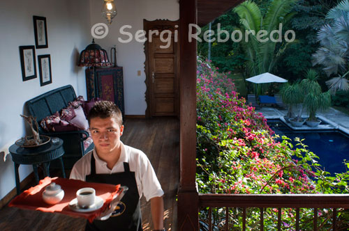 A waiter brings breakfast to the rooms at the Hacienda San Jose. Pereira. The Hacienda San Jose was built in 1888, is one of the oldest farms located around the city of Pereira, capital of Risaralda department, with over one hundred years of history that can be recognized both in the details of its construction and the particularity of its furniture. The walls of rammed earth on the first floor connecting visitors with houses typical of the era of colonization Caucana, and its strong Spanish influence, while building on the second floor adobe puts it in line with the architecture of colonization Antioquia. Hacienda San Jose facade. The surrounding countryside with its ancient Hacienda samanes, kapok trees and gourds invites visitors and guests to reconnect with nature through the area horseback riding, hiking nature trails in one of the largest reserves of Colombian bamboo, or to enjoy of fine weather. San Jose offers visitors and guests an extensive international menu, wine list of different houses and regional dishes that continue the tradition of the area.