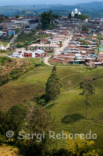 Views of people from the viewpoint Filandia. Filandia, the municipality of the Coffee coffee, full of balconies, places to take a good Colombian coffee has a privileged place for travelers: your viewpoint. The viewpoint of Filandia, located in a privileged place in the soft rolling hills of this town, can see the cities of Armenia and Pereira, a huge amount of people scattered throughout the departments of Valle del Cauca, Quindio and Risaralda and in the days more clear, the Los Nevados National Natural Park. The viewpoint of Filandia offers unforgettable landscapes, accompanied by a delicious Colombian coffee.