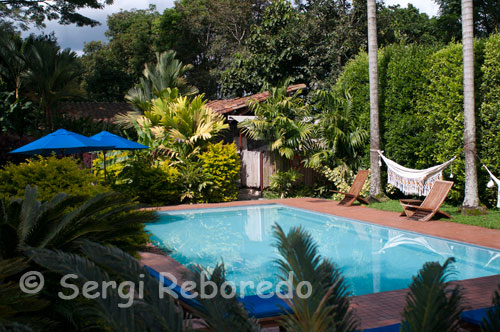 Sazagua Hotel swimming pool. Pereira. Pool view Sazagua Boutique Hotel, a few miles from Pereira in Colombia's Coffee Region. The gardens are a delight for the senses, with a beautiful collection of palms and tropical plants that attract a wide diversity of birds in the region. The Prana Spa supports all processes on the inherent importance of water as a balancing factor of the working fluid of the living. Aware of current levels of stress to which we submitted in our homes, jobs and cities, states the urgent need to restore the imbalance caused by daily stress on the delicate balance of man. For that we have the most modern technology available today but also with an excellent team, certified and aware of the importance of providing a service of the highest quality, this combined with friendly installation makes each user feel comfortable and at ease.