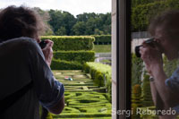 PHOTOGRAPH ING THE GARDENS OF VILLANDRY These gardens are divided into different areas, an ornamental next to the castle (dedicated to the tender love, passionate love, love, infidelity and the tragic love), a water garden around the pond and a garden medicinal herbs, aromatic and horticulture. The decoration of these Renaissance gardens is absolutely exquisite, largely due to two Andalusian landscape, Antonio Lozano, Javier Losada de Winthuysen architects of reconstruction in the early twentieth century, when the property was acquired by Dr. Joachim Carvallo Extremadura, the present owner's great-grandson.