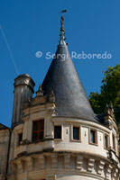 Azay le Rideau, one of the successes of the Renaissance. View of the tower. Its history dates back to Roman times, and essential later in the Middle Ages, where he played a military role of surveillance over the Indre Valley. Balzac described this little gem as a "diamond cut" engrazado in the Indre. "Wrapped around a romance, where you can stroll through surrounding green areas, and watch a lady dressed for the occasion explained the coming school from remote places in France's history "Son of the devil", as dubbed at Rideau d'Azay, the feudal lord who owned the castle in the thirteenth century.