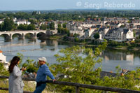 Saumur. Winding up the steep streets of the domains we reach the castle, where you get one of the best views of this area of ??the Loire Valley.