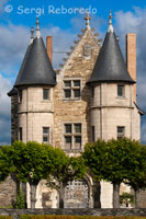 Castle of Angers. A walk through the old town, a visit to market the Place Saint Pierre, and of course, a stop obligatioria in Angers Castle to admire the famous tapestries inspired by the Revelation of St. John are the last seduction of a trip dream in which romance and sports merge.