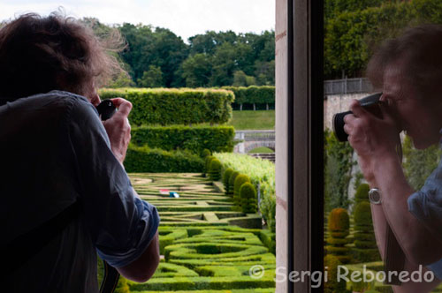 Photographers VILLANDRY GARDENS The gardens are divided into different areas, an ornamental next to the castle (dedicated to the tender love, passionate love, love, infidelity and the tragic love), a water garden around the pond and a garden of herbs medicinal, aromatic and horticulture. The decoration of these Renaissance gardens is absolutely exquisite, largely due to two Andalusian landscape, Antonio Lozano, Javier Losada de Winthuysen architects of reconstruction in the early twentieth century, when the property was acquired by Dr. Joachim Carvallo Extremadura, the present owner's great-grandson.