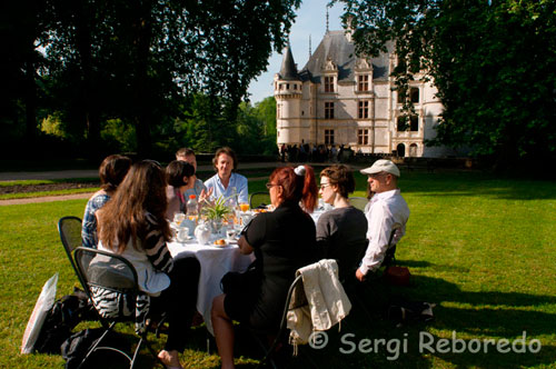 Azay le Rideau, one of the successes of the Renaissance. Breakfast in the castle gardens. Several miles of bike and came to the river Indre, where vegetation surrounded by majestic castle stands this paradigm of the Renaissance. The river almost around the front of this fortress, is reflected in its waters in an almost symmetrical. Its history dates back to Roman times, and essential later in the Middle Ages, where he played a military role of surveillance over the Indre Valley. Balzac described this little gem as a "diamond cut" engrazado in the Indre. "Wrapped around a romance, where you can stroll through surrounding green areas, and watch a lady dressed for the occasion explained to pupils coming from remote places in France's history "Son of the devil", as nicknamed Rideau d'Azay to the feudal lord who owned the castle in the twelfth century.