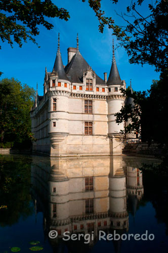 Azay le Rideau, one of the successes of the Renaissance. Side view of the castle. Several miles of bike and came to the river Indre, where vegetation surrounded by majestic castle stands this paradigm of the Renaissance. The river almost around the front of this fortress, is reflected in its waters in an almost symmetrical. Its history dates back to Roman times, and essential later in the Middle Ages, where he played a military role of surveillance over the Indre Valley. Balzac described this little gem as a "diamond cut" engrazado in the Indre. "Wrapped around a romance, where you can stroll through surrounding green areas, and watch a lady dressed for the occasion explained to pupils coming from remote places in France's history "Son of the devil", as nicknamed Rideau d'Azay to the feudal lord who owned the castle in the twelfth century.
