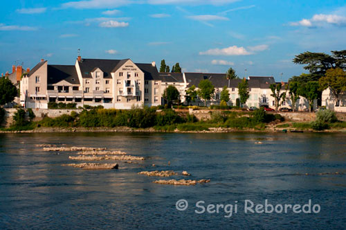 Saumur is a small city at the gates of the Loire. In this city are above the quality of its wines, horses and mushrooms, although the medieval castle can be seen from anywhere in the city also deserves praise.