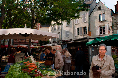 Saumur Market. In the old town, composed mostly of narrow alleys, is held every Saturday a lively market where you can find anything that seems strange. Winding up the steep streets of the domains we reach the castle, where you get one of the best views of this area of the Loire Valley.