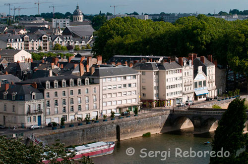 City Views from the Castle of Angers. A walk through the old town, a visit to market the Place Saint Pierre, and of course, a stop obligatioria in Angers Castle to admire the famous tapestries inspired by the Revelation of St. John are the last seduction of a trip dream in which romance and sports merge.