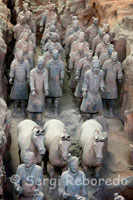 The Army of Terracotta Warriors. Qin Shi Huang. The First Emperor made history with the achievement of having unified China. He began to reign at the age of 13 years and their mandate did not go unnoticed. Some of his feats were winning six major kingdoms, unifying measures, currency and writing endless build roads and canals, and create a centralized and efficient government that served as a model for the rest of dynasties that preceded it. But not everyone remembers him for his prowess as their atrocities were also among the countless living memory, for example, thousands of fellow enslaved and forced to work in their pharaonic buildings, burning nearly all pre-written texts the time, burying alive some 500 people who demonstrated against their interests, as well as a reputation for paranoia.