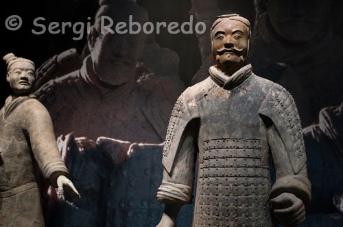 Admission to the exhibition of the Warriors in Xi'an. The figures are sculpted in clay to a size of between 1'76 and 1.82 meters, one to one modeled probably the image of the army at that time served the Emperor Qin Shi Huang. All the statues were also painted in bright colors denoting their hairstyles and clothes belonging to different ethnic groups. Years later, in 1980 she made another discovery singular 20m west of the tomb of Qin, a pair of bronze chariots with wheels shot four horses, which faithfully reproduce the gala carriages on display in a small museum located to the right of the main entrance.