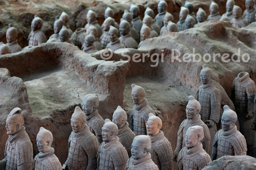 Shot of some of the figures of the Warriors of Xian. When you reach the pit number one, it fills an inner silence, contemplating the wonder shows in perspective the 6,000 figures of warriors, chariots and horses arranged in battle position and aligned towards the eastern end. The archers covering the southernmost areas but also occupy the first three lines of fire along the crossbowmen, then dragged the cars are arranged by four horses and a charioteer and defended by battalions of warriors. Subsequently, the bulk of the army appears ready in 36 rows and armed with spears, axes, daggers, swords and crossbows. The figures are sculpted in clay to a size of between 1'76 and 1.82 meters, one to one modeled probably the image of the army at that time served the Emperor Qin Shi Huang.
