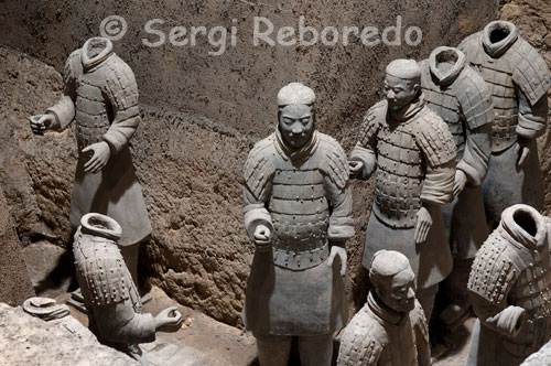 Some of the figures of the Warriors in Xi'an. It houses the collection of figures of Qin army cavalry composed of more than 1,300 pieces, including horses and horsemen, arranged in fourteen rows, protected by an advance party of archers kneeling. In this room also can delight us more closely with the presence of five soldiers: a pair of archers, a soldier with his horse and a couple of officers of medium and high range. To see that they can be closer than it perceived the degree of perfection and handling of the sculptures, which is attentive to every detail, taking into account also that none of the parts are made in series and each piece is unique and different from the rest. The pit three is the smallest and is located twenty meters northeast of the first. It contains only 72 figures, composed mostly of officers, commanders and senior generals belonging to the control unit. When you reach the pit number one, it fills an inner silence, contemplating the wonder shows in perspective the 6,000 figures of warriors, chariots and horses arranged in battle position and aligned towards the eastern end
