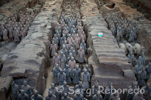 Plano general de la fosa donde se encuetran los guerreros de Xi´an. El complejo monumental de los Guerreros de Xi’An se compone de varias fosas y es aconsejable comenzar por las menos importantes, las fosas dos y la tres, y dejar la más grande e importante, la uno, para el final. La segunda fosa es la más pequeña aunque la más organizada. Alberga la colección de figuras de caballería del ejército Qin compuesto por más de 1.300 piezas, entre caballos y caballeros, dispuestas en catorce filas, protegidas por una avanzadilla de arqueros arrodillados. En esta sala también nos podemos deleitar más de cerca con la presencia de cinco soldados: un par de arqueros, un soldado con su caballo y un par de oficiales de medio y alto rango. Al poderlos contemplar a una distancia menor se percibe el grado de perfección y manipulación de las esculturas, en las que está cuidado hasta el mínimo detalle, teniendo en cuenta, además, que ninguna de las piezas se hizo en serie y que cada pieza es única y diferente al resto.