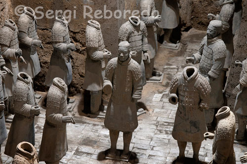 The Army of Terracotta Warriors. Bingmayong archaeological zone, located 35 miles east of the city. The discovery of these warriors, as the majority of archaeological discoveries; occurred by chance. It was the spring of 1974, peasants digging a well near Mount Li, when, suddenly, they found fragments of the terracotta statues. Before the discovery that there were already rumors about the city of Tong Li was buried the first emperor of China, and the rumor became a fact.