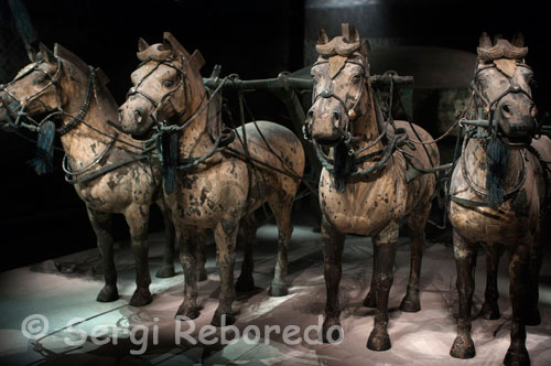 Metal chariots found in the archaeological site near Xi'an. It houses the collection of figures of Qin army cavalry composed of more than 1,300 pieces, among horses and horsemen, arranged in fourteen rows, protected by an advance party of archers kneeling. In this room also can delight us more closely with the presence of five soldiers: a pair of archers, a soldier with his horse and a couple of officers of medium and high range. To see that they can be closer than it perceived the degree of perfection and handling of sculptures, in which he is attentive to every detail, taking into account, also, that none of the parts are made in series and each piece is unique and different from the rest. The pit three is the smallest and is located twenty meters northeast of the first. It contains only 72 figures, composed mostly of officers, commanders and senior generals belonging to the unit mando.Cuando one comes to the grave number one invades her inner silence, sign of astonishment at the sight of the 6,000 prospective figures of warriors, chariots and horses arranged in battle position and aligned towards the eastern end. The archers covering the southernmost areas but also occupy the first three lines of fire along the crossbowmen, then dragged the cars are arranged by four horses and a charioteer and defended by battalions of warriors. Subsequently, the bulk of the army appears ready in 36 rows and armed with spears, axes, daggers, swords and crossbows.