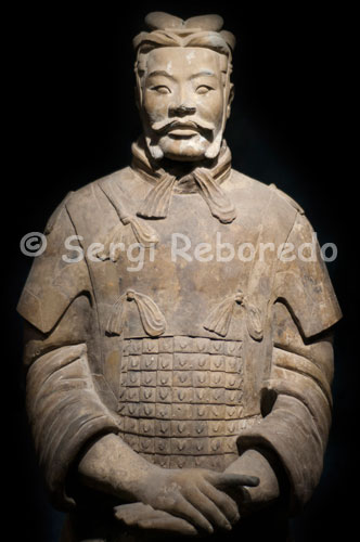 Bust of a Warriors in Xi'an. In this room also can delight us more closely with the presence of five soldiers: a pair of archers, a soldier with his horse and a couple of officers of medium and high range. To see that they can be closer than it perceived the degree of perfection and handling of sculptures, in which he is attentive to every detail, taking into account, also, that none of the parts are made in series and each piece is unique and different from the rest. The pit three is the smallest and is located twenty meters northeast of the first. It contains only 72 figures, composed mostly of officers, commanders and senior generals belonging to the control unit.