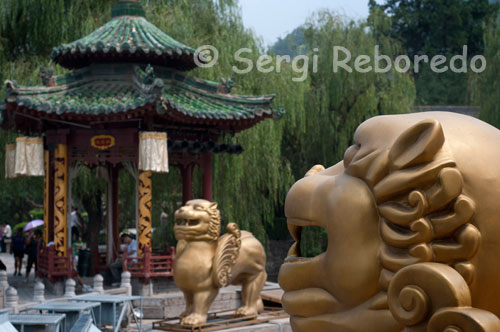 TERMAS DE HUAQINGA El Palacio de las Aguas Termales fue construido por el emperador Taizong; un palacio amurallado fue añadido por el emperador Xuanzong en 747 d. C. desgraciadamente; fue dañado durante la Rebelión An Lushan; a mitad del periodo Tang. La ubicación actual fue reedificada sobre la estructura de la dinastía Qing. través de la puerta oeste los visitantes pueden conocer la Piscina de los 9 Dragones; la piscina de la Flor de Loto y el Salón de la Escarcha a la Deriva; reconstruido en 1959 con estilo Tang. El emperador Xuanzong solía pasar el invierno en compañía de Yang Guifei (Lady Yang); su concubina favorita; en el Salón de la Escarcha Agitada. El salón adquirió su nombre debido a la mezcla ligeramente lechosa de vapor que había sobre la piscina todo el año. En invierno; los copos de nieve se derriten rápidamente enfrente del salón; debido al tibio vapor que se eleva desde los manantiales.
