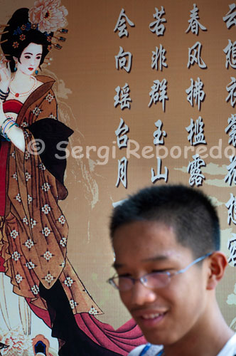 A Chinese man walks past an advertisement posted on the Muslim quarter of Xi'an. The place has been home for centuries of more than 30,000 Chinese Muslims belonging to the Hui ethnic minority, descendants of Persians, Arabs and Central Asians, who fled the Mongol invasions settled in this part of China at the time of the Ming Dynasty . Basically there are traders. The neighborhood streets that surround the first glance resemble Moroccan or Tunisian souks, although in this case something more sober. This is the perfect place to stock up on souvenirs at good prices. Here you will find shirts, bags, watches, bracelets, paintings, vases, terra-cotta warriors in all sizes and materials, and any other crafts you can imagine, with imitations of major brands.
