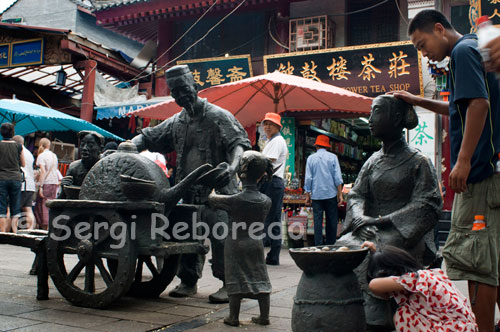 Metal statues at the entrance of the neighborhood muslman Xi'an. After visiting the terracotta warriors, one can hardly believe that Xi'an surprise again, but it is not. When you walk through the Muslim Quarter discovers things as authentic as asombrosas.El dwelling place has been for centuries more than 30,000 Chinese Muslims belonging to the Hui ethnic minority, descendants of Persians, Arabs and Central Asians, who fled the invasions Mongols settled in this part of China at the time of the Ming Dynasty.