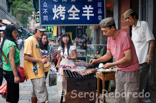 Seller of kebabs in the Muslim Quarter of Xi'an. When you walk through the Muslim Quarter discovers things as authentic as asombrosas.El dwelling place has been for centuries more than 30,000 Chinese Muslims belonging to the Hui ethnic minority, descendants of Persians, Arabs and Central Asians, who fled the invasions Mongols settled in this part of China at the time of the Ming Dynasty.