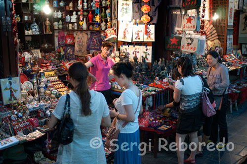 Craft shops inside the walled area of Xi'an. Xi'an is a true shopper's paradise, as they are getting great products at great prices. Handmade items, like carved statues, lamps, baskets or Chinese vases are a constant in all markets. The typical product par excellence are the terracotta warriors, which can be found elaborated in different finishes and prices. Xi'an Although there are many shops selling local handicrafts, find most of the supply crammed into the narrow alleys of the Muslim. If you intend to go to Beijing is advisable to make purchases of imitations in this city, especially the clothes.