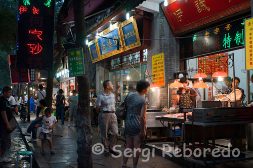 Street food stall in the Muslim Quarter of Xi'an., Required a certificate of yellow fever vaccination for people from affected areas. There is no vaccine mandatory, although it is advisable to be vaccinated for hepatitis A / B, tetanus and Japanese encephalitis. It is very important not to drink bottled water that is not the fruit should be peeled and forever.
