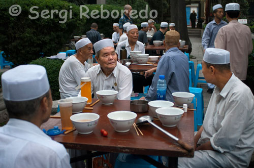 Lunch at the Grand Mosque in the Muslim Quarter of Xián.Se built facing the east in 742 during the Tang Dynasty but was later restored during the Ming and Qing. The most prominent is the Main Hall is used five times a day for prayer. Inside, on which stands the ceiling painted in turquoise, you can admire ebony engraved verses from the Koran. The complex also features a courtyard in which believers have dinner every night as they reflect on religious matters.