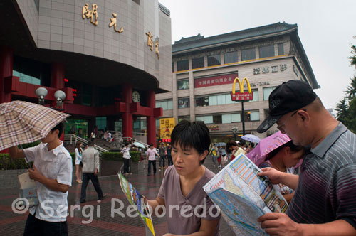Uno de los centros comerciales más importanes de la ciudad con tiendas de las principales marcas en la ciudad de Xian. Por otro lado; la ciudad cuenta con numerosos centros comerciales tanto para locales como visitantes. Tanto fuera como dentro de las murallas la cantidad de centros comerciales; grandes almacenes y supermercados crece cada día. La vida nocturna en Xian no tiene nada que envidiar a la de otras importantes ciudades como Beijing (Pekín) o Shangai. El viajero puede disfrutar de un gran ambiente nocturno en los alrededores de la Torre de la Campana; así como en la Pagoda del Ganso Grande; con su espectáculo nocturno de agua; música y luces. También podrá; por supuesto; cantar en un; Karaoke (KTVs); relajarse en un bar o bailar en una discoteca haciendo Xian una ciudad diversa e interesante para vivir y aprender chino.