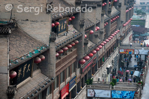 Zona propera al barri musulmà de Xian on es concentrats la majoria de les botigues d'artesania de la ciutat. Després d'haver visitat els guerrers de terracota; un creu que Xi'an difícilment pot tornar a sorprendre'ns, però no és així. Quan un es passeja pel barri musulmà descobreix coses tan autèntiques com sorprenents.