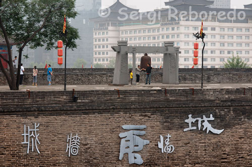 Zona amurallada en la ciudad de Xian. A unos centenares de metros de la Pequeña Pagoda de la Oca; se encuentra la Puerta Sur de la Muralla de Xian. Seguramente la más importante. La Muralla de Xian fue construida durante la dinastía Ming; entre los años 1374 y 1378; sobre la antigua Ciudad Prohibida de los Tang. Es una muralla rectangular con 3; 4 kilómetros de este a oeste y 2; 6 de norte a sur. Tiene doce metros de altura y su anchura en la base varía entre los 15 y 18 metros; y en su cima entre los 12 y 14 metros.