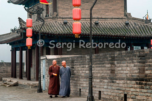 Monks walking down the top of the wall of Xi'an. Although not as famous as others, is the best preserved city wall defending all Chinese cities. It was built between 1374 and 1378 on the Forbidden City of Ming Dynasty and today is still fully in place.