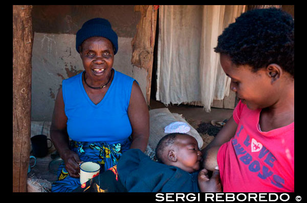 Una dona alleta el seu fill a Mukuni Village . Zàmbia . Zàmbia llança una campanya per promoure la lactància materna exclusiva . En la presentació del Govern de la nova campanya de promoció de Zàmbia per a l'alimentació del lactant i del nen petit , Ministre de Salut del país va tenir un clar missatge per a totes les mares : Exclusivament alletar el seu nadó durant els primers sis mesos de vida del nen . " La lactància materna exclusiva significa donar al bebè només amb llet materna durant els primers sis mesos , i no hi ha altres líquids o sòlids , ni tan sols aigua , llevat que estigui mèdicament indicat" , va dir el ministre de Salut Kapembwa Simbao . "Per tant , és crucial que la lactància materna als nostres fills es converteix en la norma a Zàmbia , perquè la llet materna té un paper molt important en l'obtenció de la salut dels nens i és essencial per a la supervivència infantil en general . " Per ajudar a millorar l'estat nutricional de tots els nens de Zàmbia , la nova campanya de promoció del ministeri està posant l'accent en la importància de la lactància materna , que comença dins de la primera hora després del naixement i continuant exclusivament durant els primers sis mesos . La campanya nacional té com a objectiu augmentar substancialment la taxa de lactància materna exclusiva . "Aquesta reunió d'avui és un pas significatiu en la lluita de Zàmbia contra la desnutrició . El llançament de la campanya dels mitjans de comunicació contra la desnutrició , amb un enfocament en la lactància materna exclusiva dels infants menors de sis mesos d'edat , és un pas lloable per part del govern i els seus socis per fer la diferència per a aquests nens i per salvar les seves vides " , va dir el Representant Adjunt d'UNICEF a Zàmbia Elspeth Erickson.