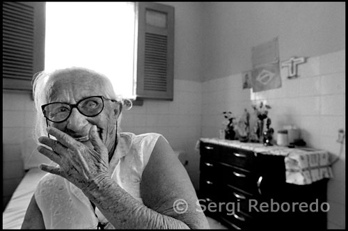 Albertina is 85 years old. It takes 4 years here. Receive visits from people in the community, including volunteers who assist them and visit daily. Life here is different from other homes. The evolution of detection by age, sex, clinical symptoms and degree of disability at the time of diagnosis