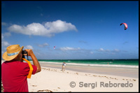 Tourists with binoculars to observe the comet in the "Pink Sand Beach". Dunmore Town - Harbor Island - Eleuthera.