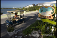 Golf car parked outside the Abaco Inn - Hope Town - Elbow Cay - Abacos. Cristina Silvente e Iris Reboredo