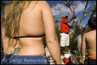 Explanations by the guide of the National Park Lucaya - Grand Bahama. Back tattoo on a female.